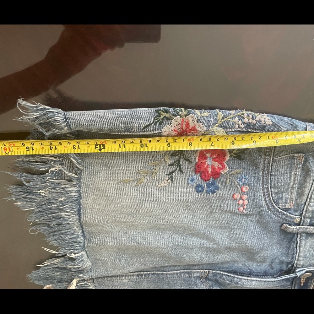 EXPRESS•EMBROIDERED FLORAL FRAY HEM JEAN SKIRT - Picture 5 of 8